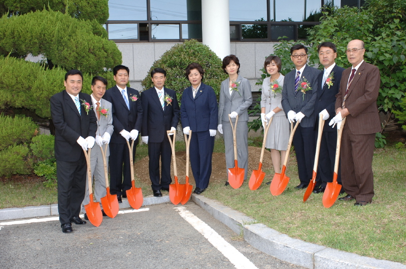 울산광역시 동구의회 기념식수-본관(2006-07-03)