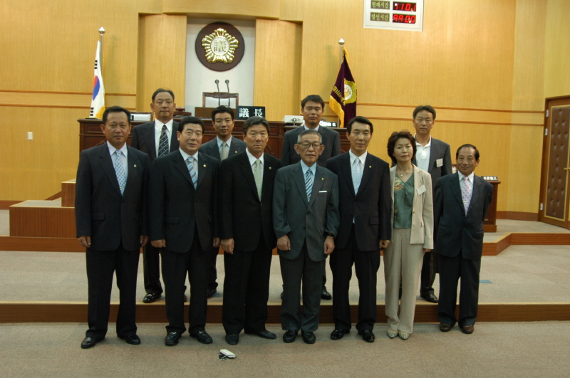 오카야마현 비젠시장 일행 동구의회 방문-본회의장(2005-08-09)