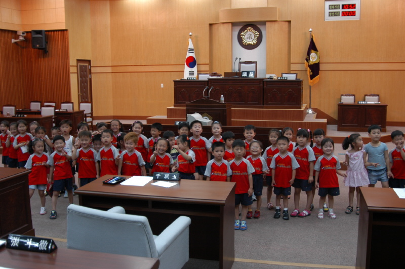 상상미술학원생 동구의회 견학-의사당(2004-07-28)