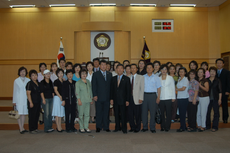 전하3동 주민과의 기념촬영-의사당(2004-09-13)