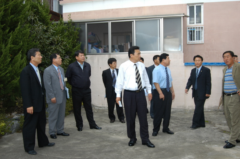 제62회 임시회 현장확인-화암 경로당 신축현장(2004-09-14)