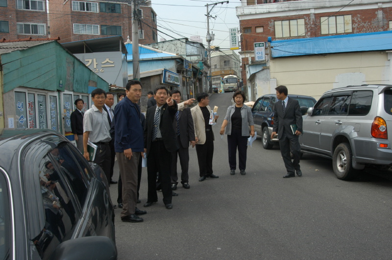 제62회 임시회 현장확인-전하1동 소로 2류 51호선 소방도로 확장공사(2004-09-20)