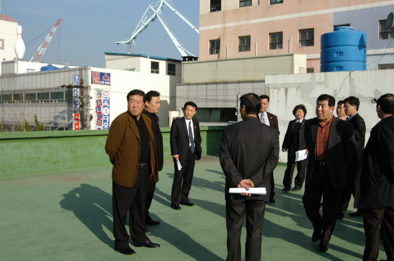 제65회 정례회 현장확인-전하2동사무소 옥상조립식건축물 설치(2004-12-14)