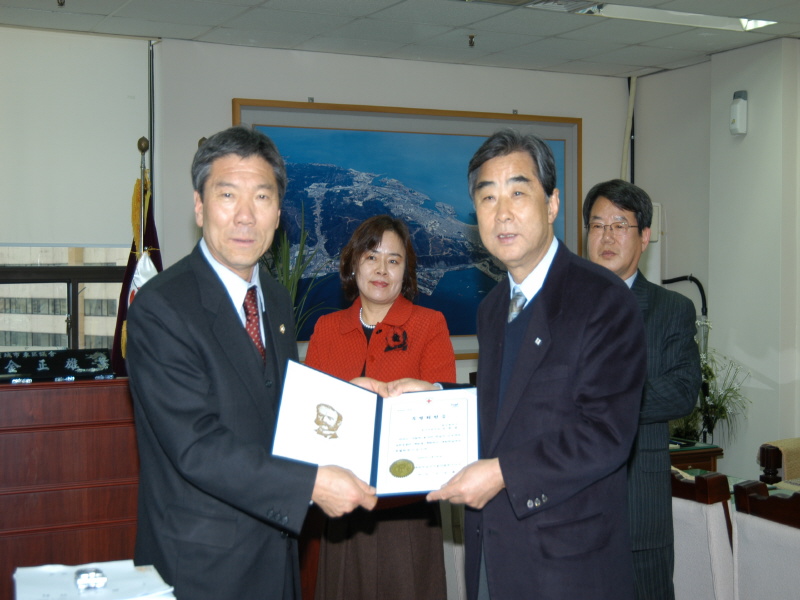 적십자회비전달-의장실(2005-01-26)