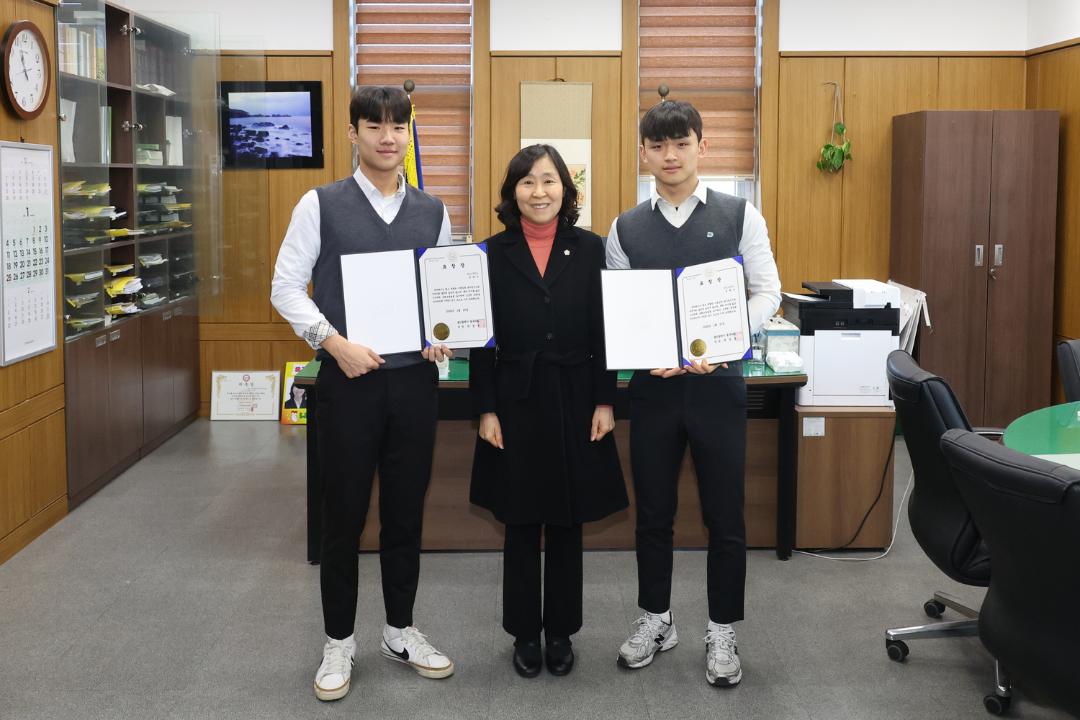 박경옥 의장, 문현서·윤재준 학생 표창 수여