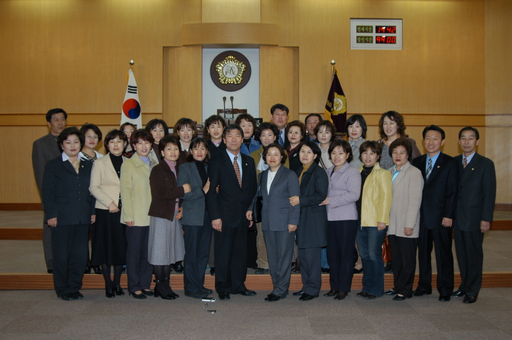 남목3동 주민과의 기념촬영-의사당(2004-03-09)